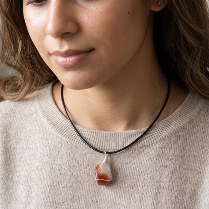 Collar de cornalina con ágata puesto en mujer