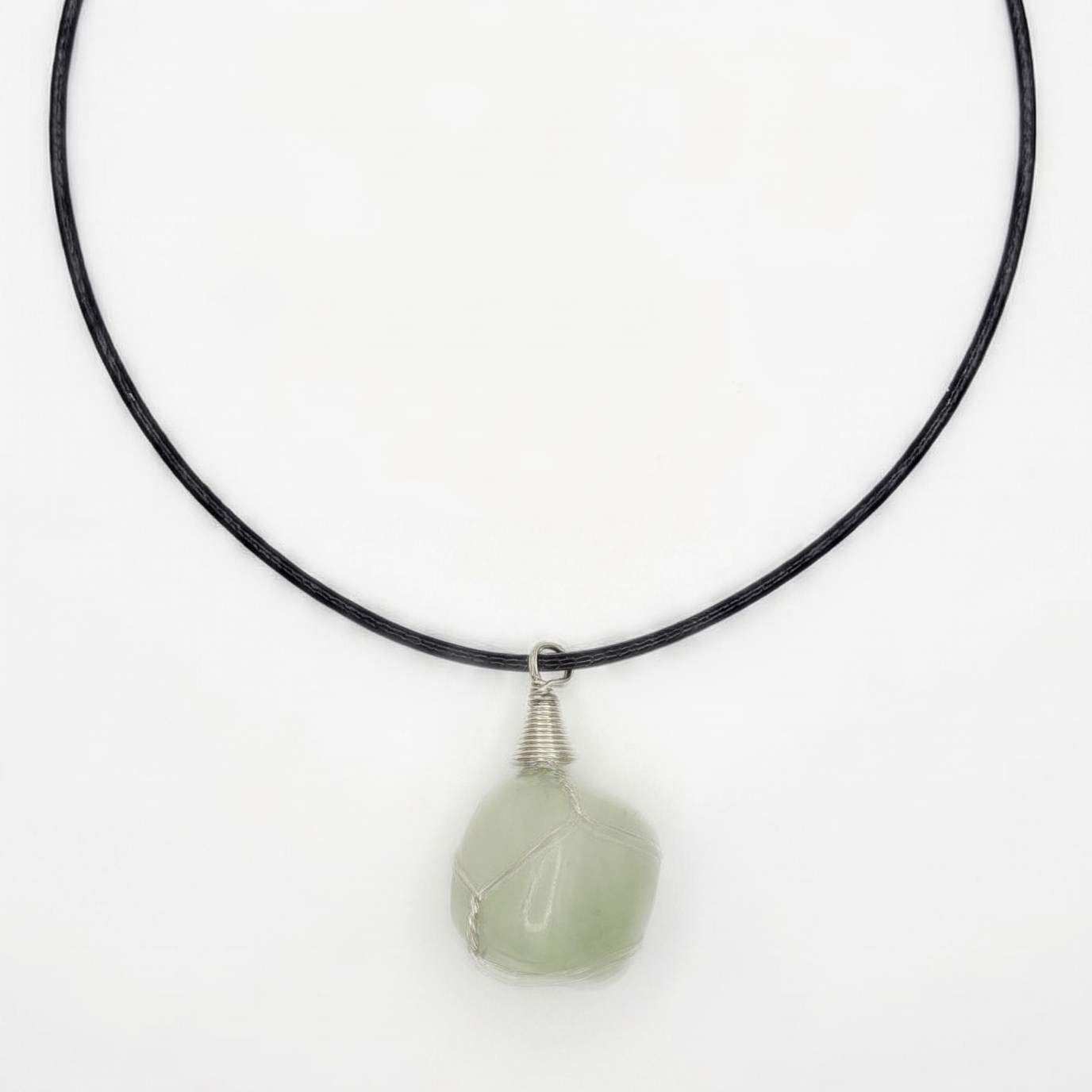 Collar de aventurina verde sobre fondo blanco