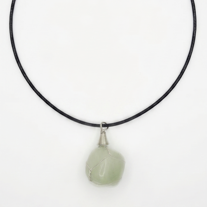 Collar de aventurina verde sobre fondo blanco