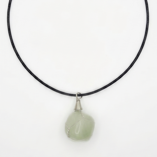 Collar de aventurina verde sobre fondo blanco