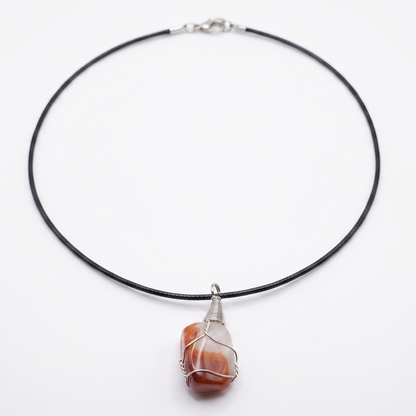 Collar de cornalina con ágata sobre fondo blanco