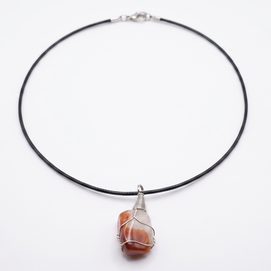 Collar de cornalina con ágata sobre fondo blanco