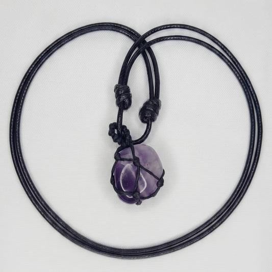 Collar de amatista tejido sobre fondo blanco