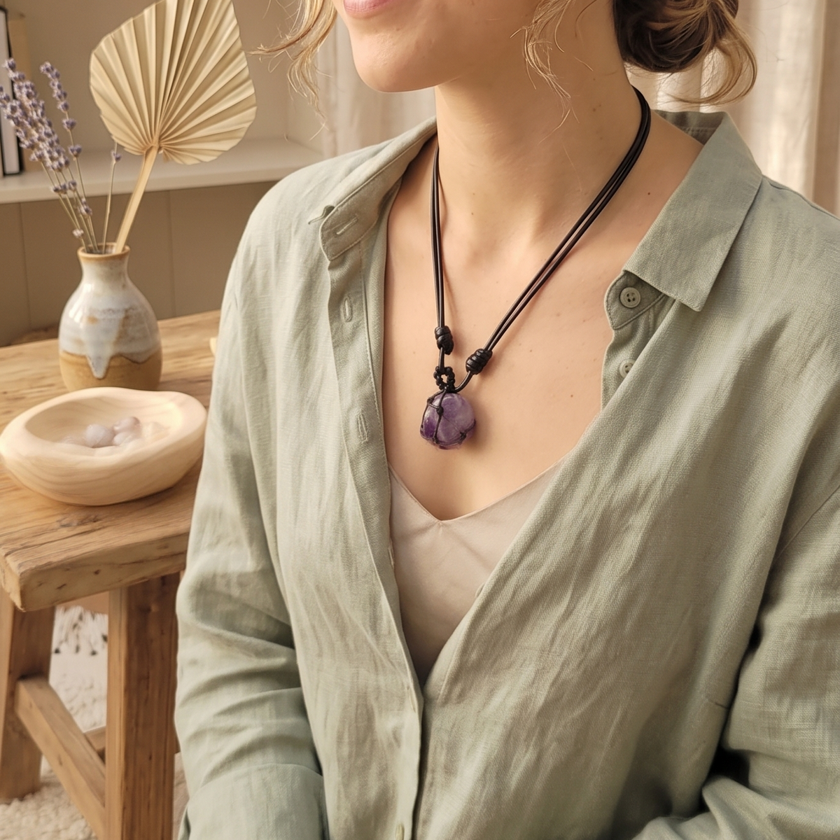 Collar de amatista tejido puesto en mujer en interior