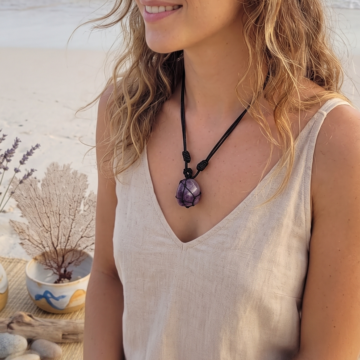 Collar de amatista tejido puesto en mujer en playa