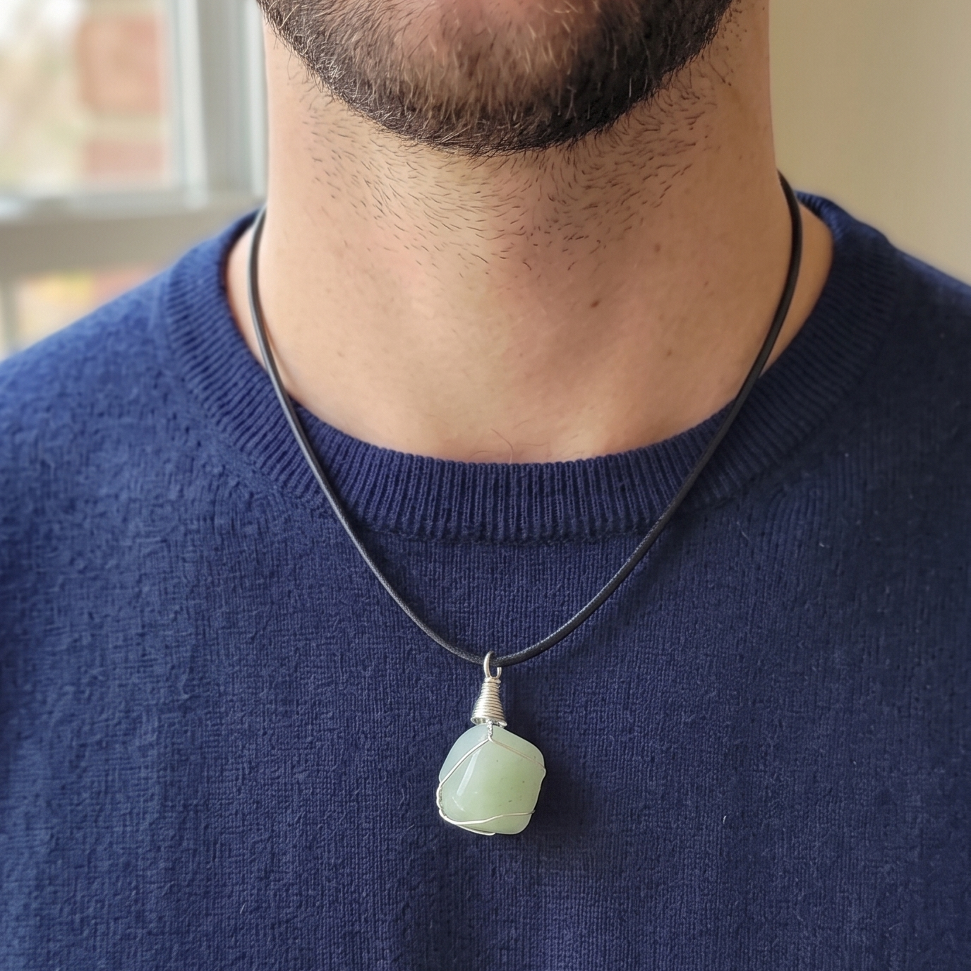 Collar de aventurina verde puesto en hombre