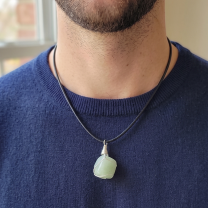 Collar de aventurina verde puesto en hombre