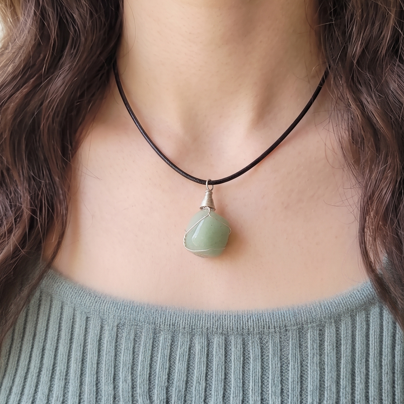 Collar de aventurina verde puesto en mujer